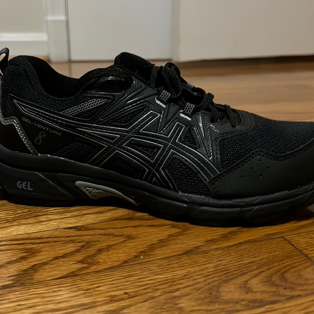 Black gel venture 8 acis shoes brand new